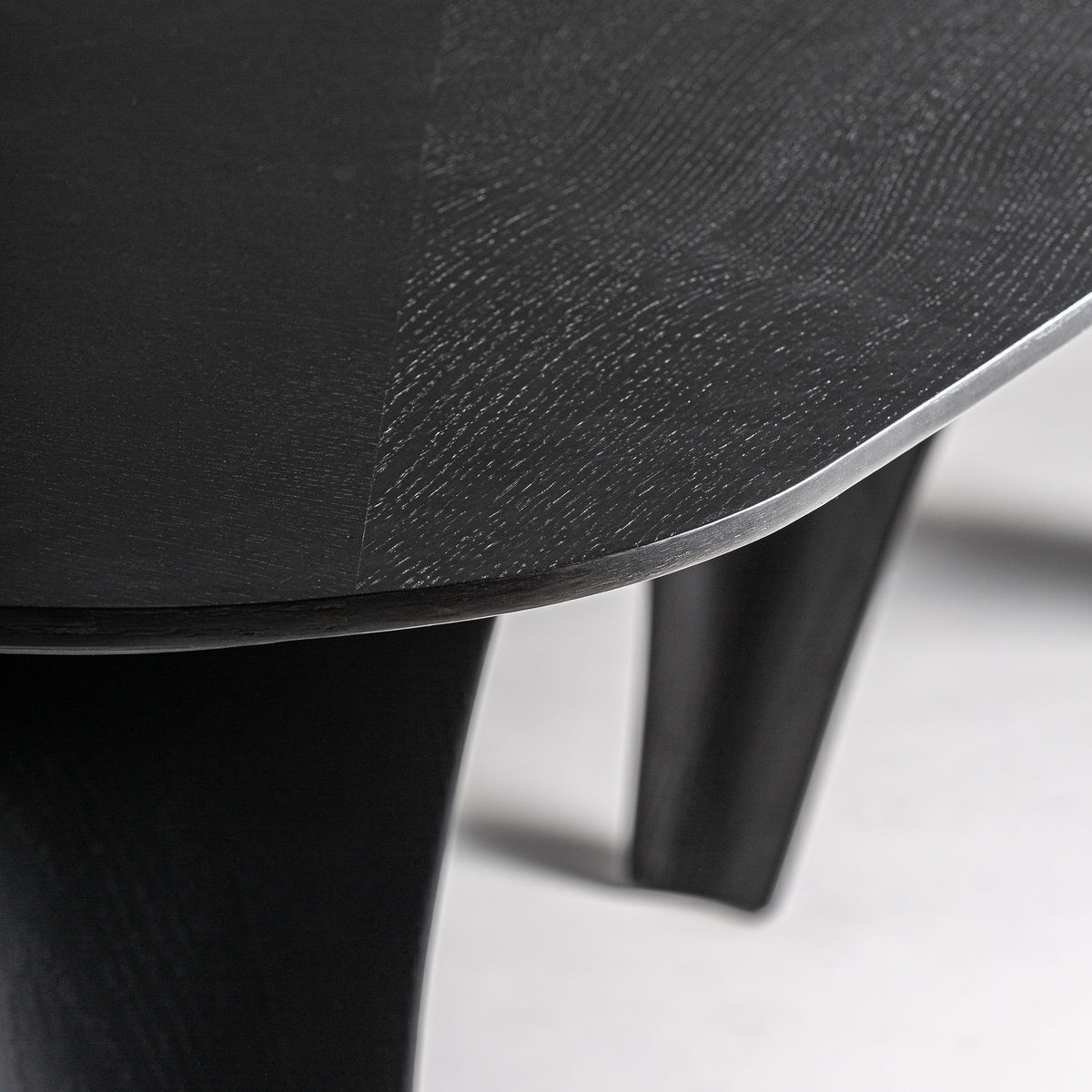 Mesa de comedor Bilzen — Chapa de roble negro