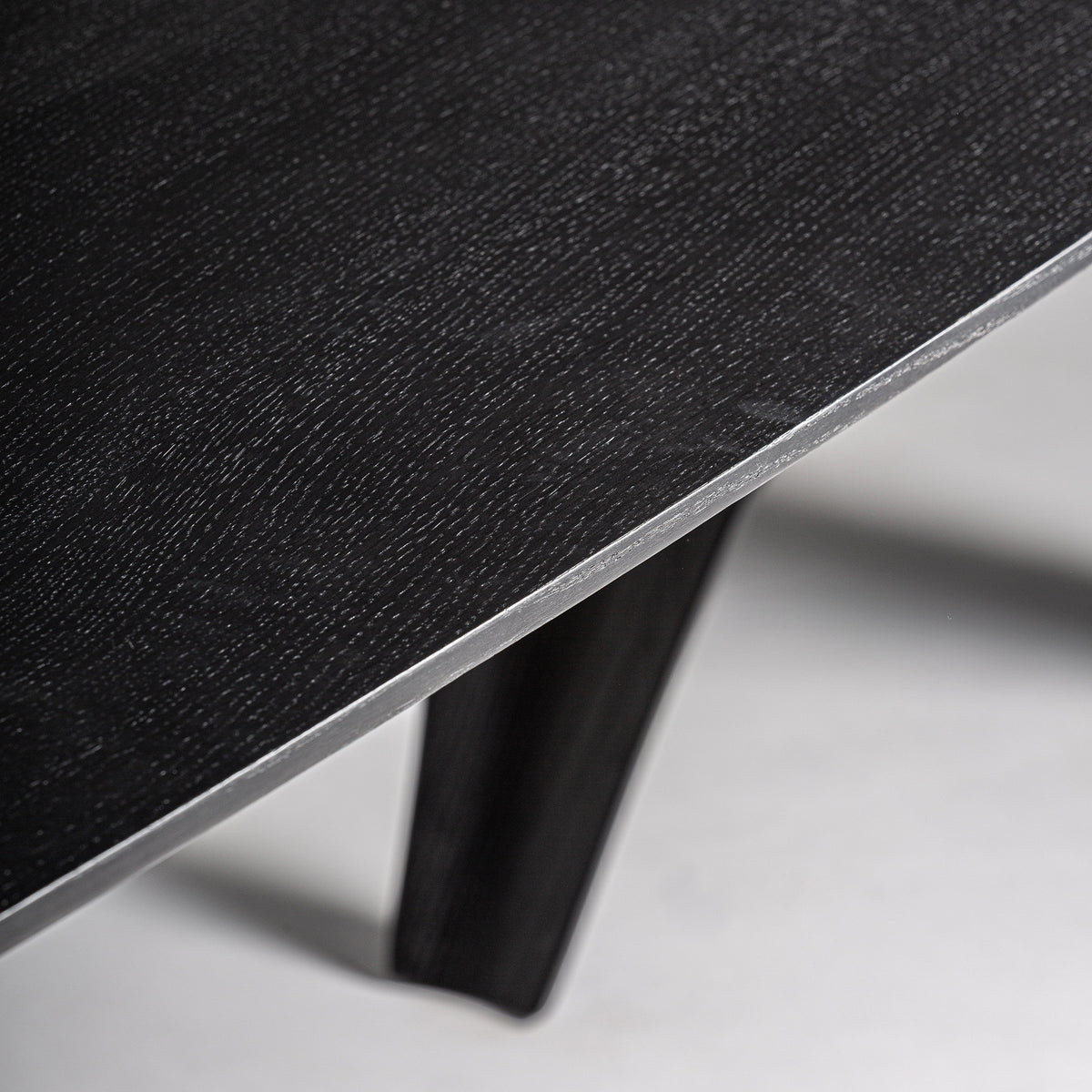 Mesa de comedor Bilzen — Chapa de roble negro