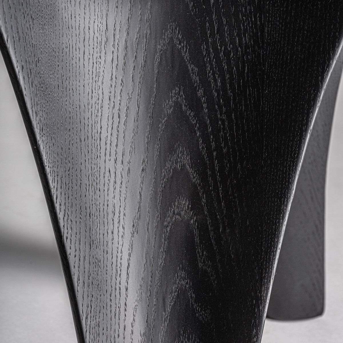 Mesa de comedor Bilzen — Chapa de roble negro