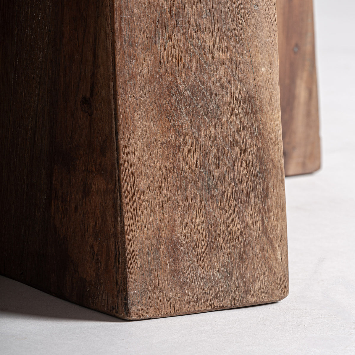 Mesa de comedor Brutalist — Madera de sal marrón teñido