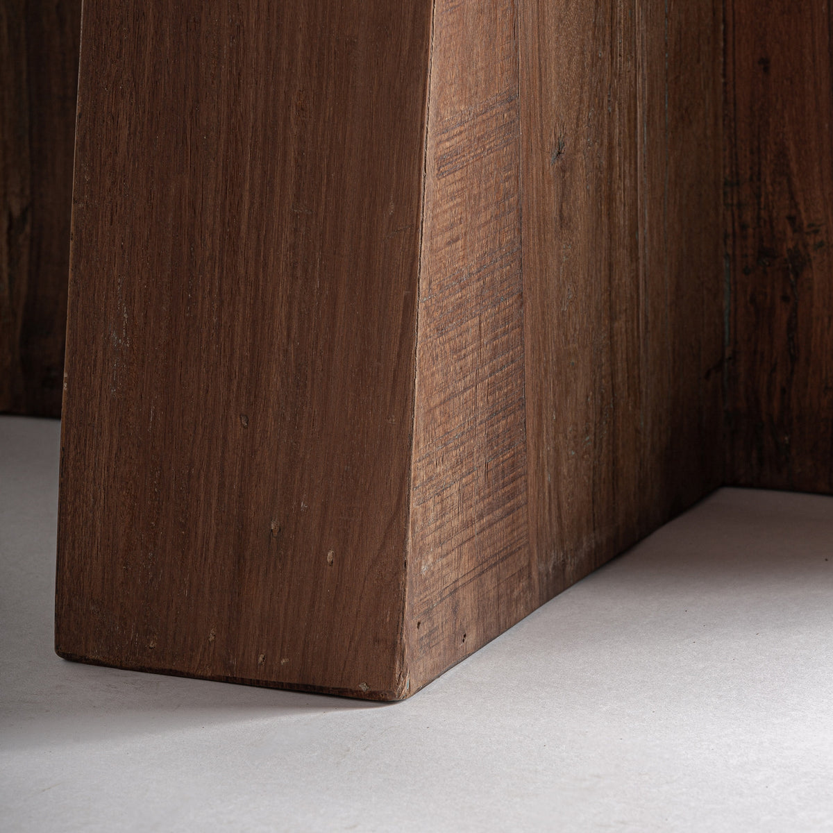 Mesa de comedor Brutalist — Madera de sal marrón teñido