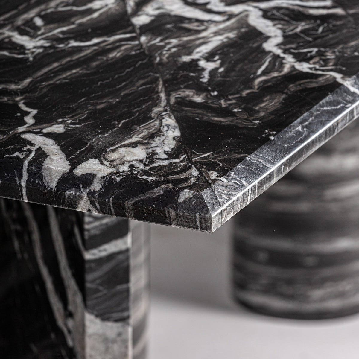 Mesa de comedor Gautby — Mármol negro