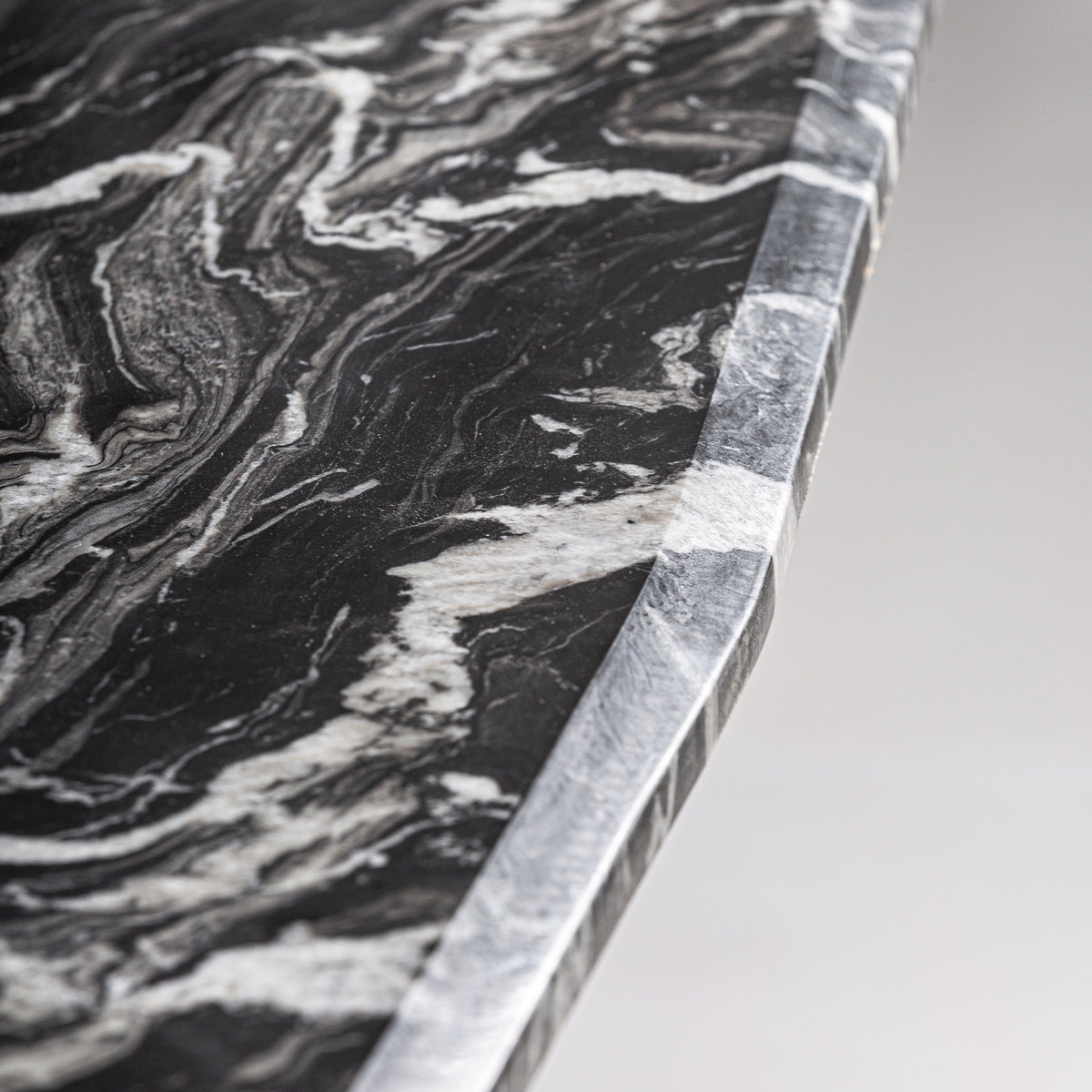 Mesa de comedor Gautby — Mármol negro