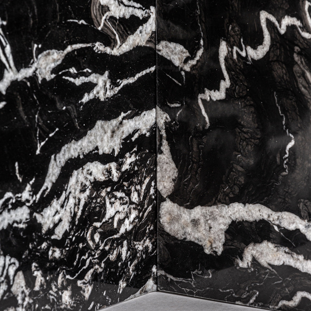 Mesa de comedor Gautby — Mármol negro