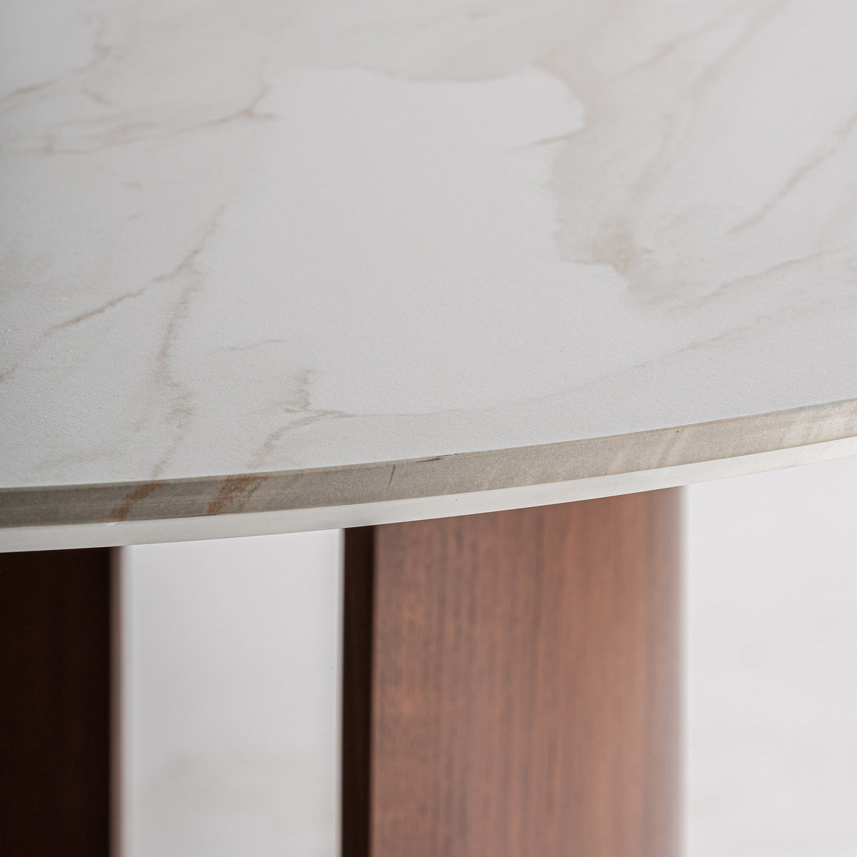 Mesa de comedor Lherm — Porcelánico blanco mate