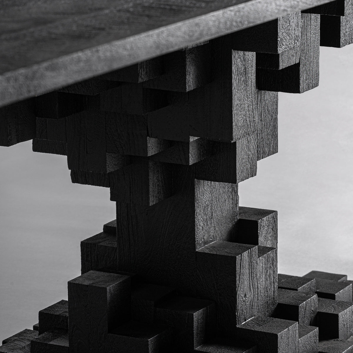 Mesa de comedor Pètria — Madera de mango negro arenado
