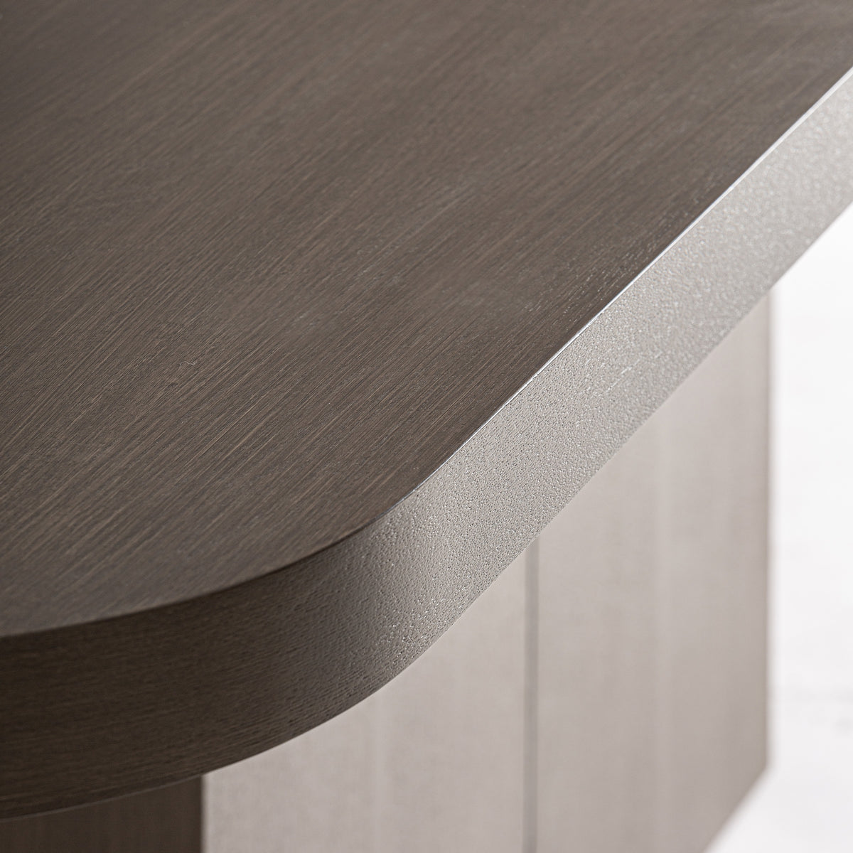 Mesa de comedor Stein — Chapa de roble marrón