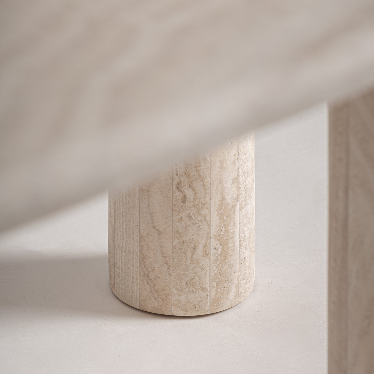 Mesa de comedor Thiennes — Travertino blanco roto