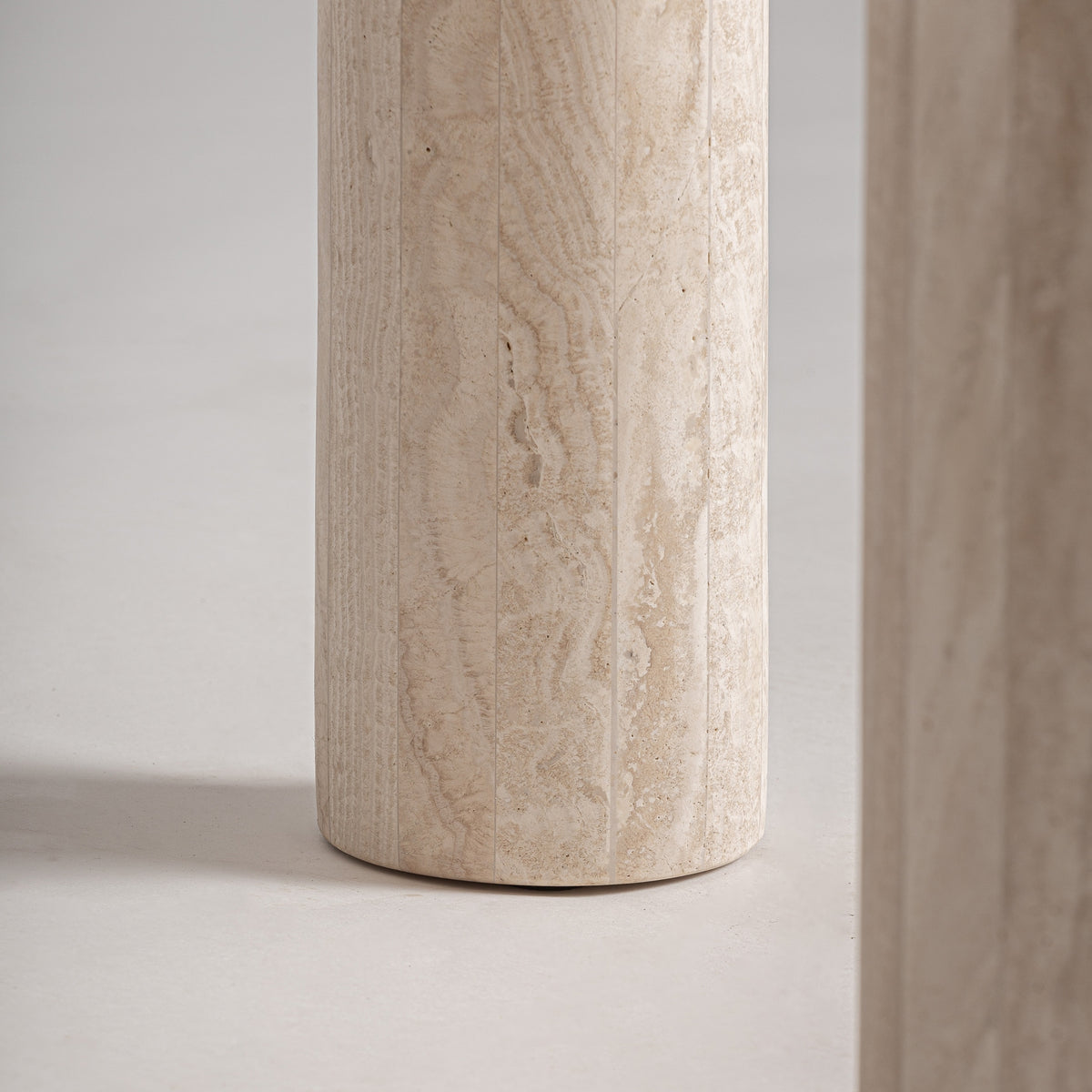 Mesa de comedor Thiennes — Travertino blanco roto
