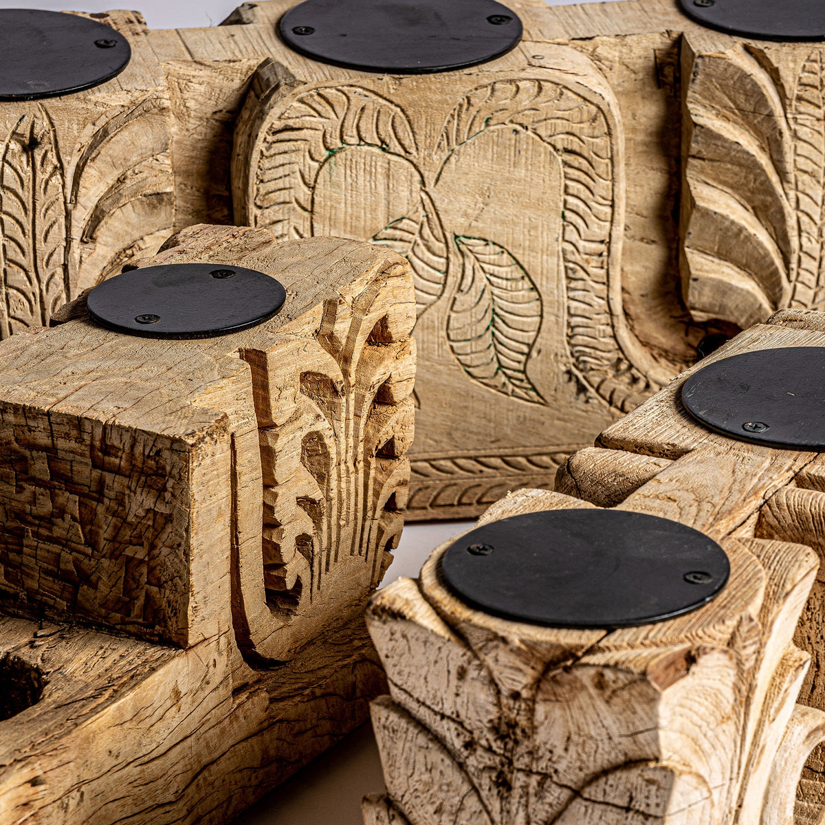 Portavela Argeen — Madera de teca marrón claro tallado