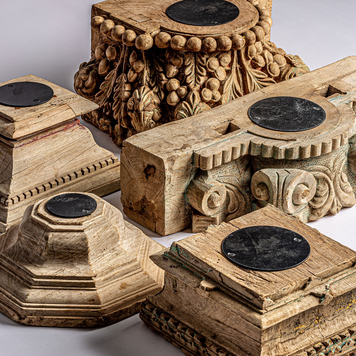 Portavela Dhobley — Madera de teca marrón claro tallado