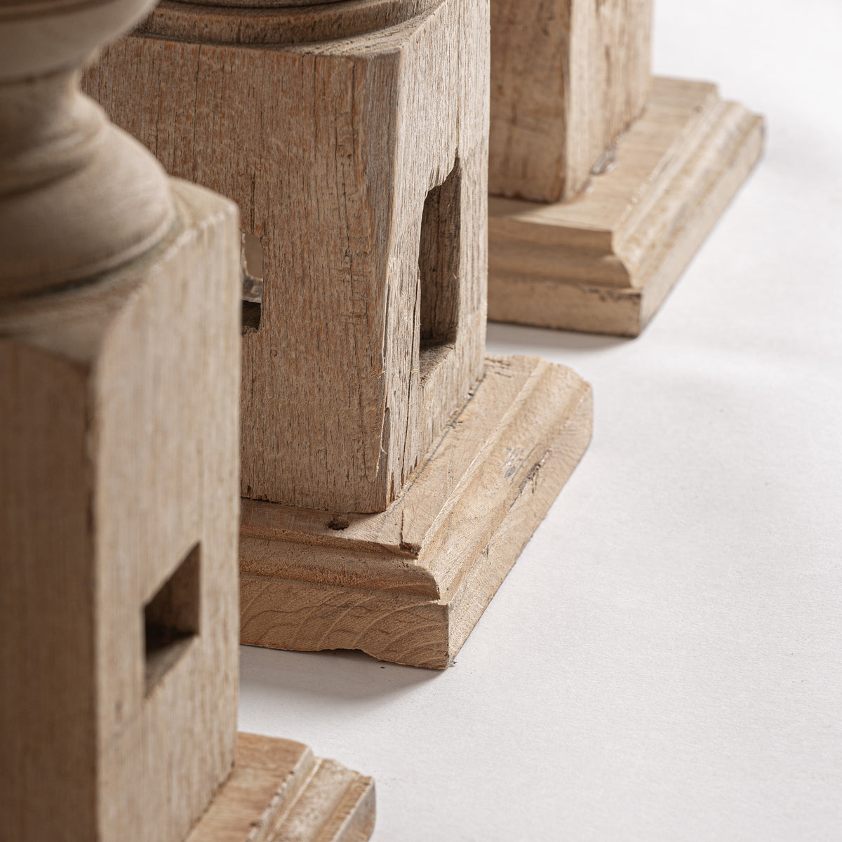 Portavela Dif — Madera de teca marrón claro tallado
