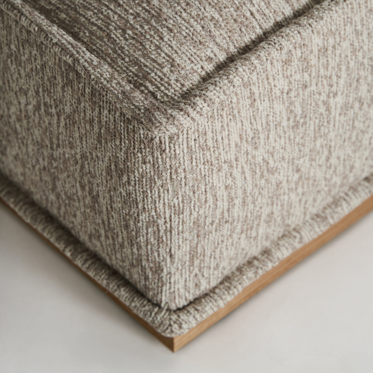 Puf Vittel — Poliéster beige jaspeado
