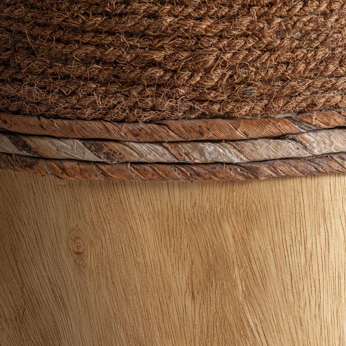 Reposapiés Brunico — Madera suar marrón