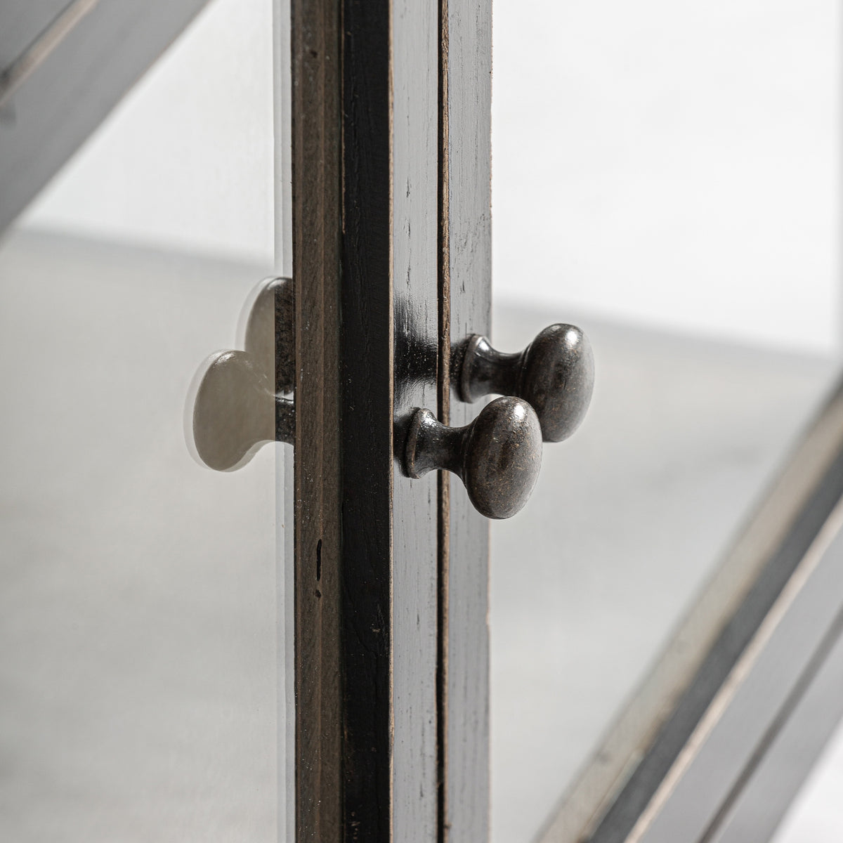 Vitrina Bern — Madera de olmo negro