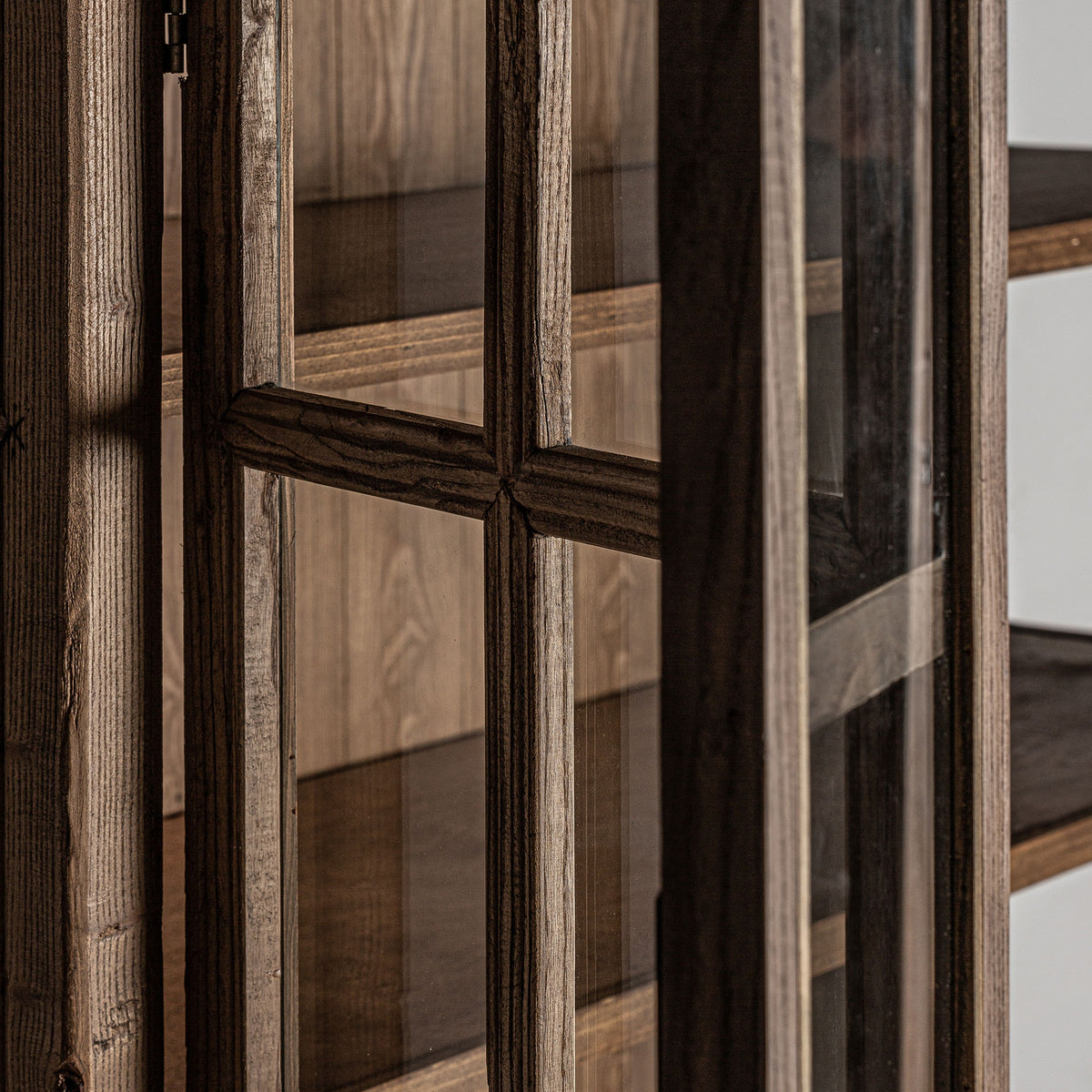 Vitrina Tartu — Madera de olmo marrón
